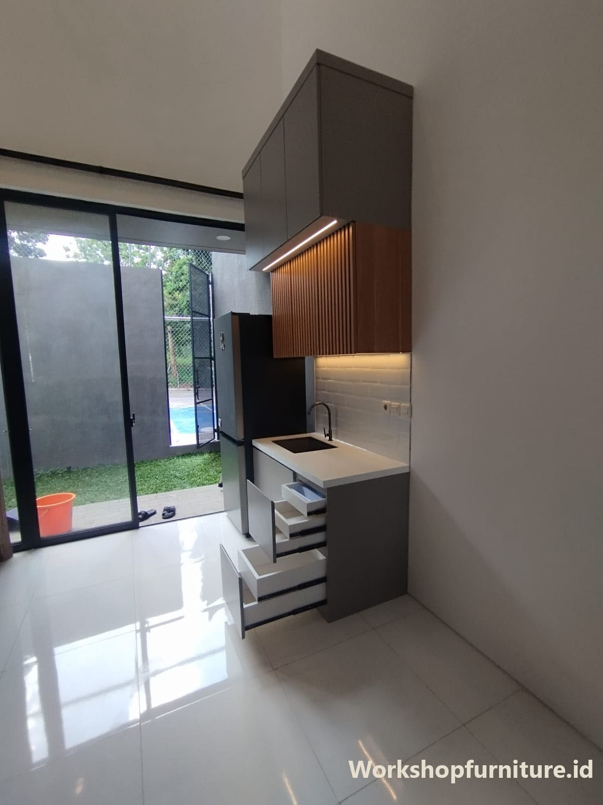 Kitchen Set Terbuka Aksen Kayu dan Pencahayaan Natural