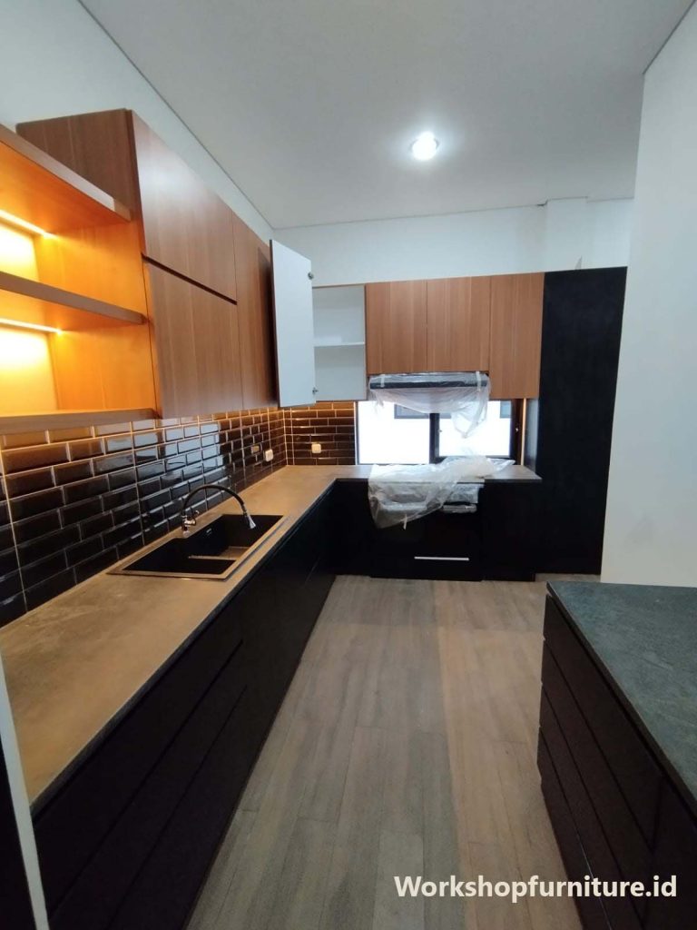 Kitchen Set Terbuka Nuansa Kayu Perpaduan Hitam yang Elegan