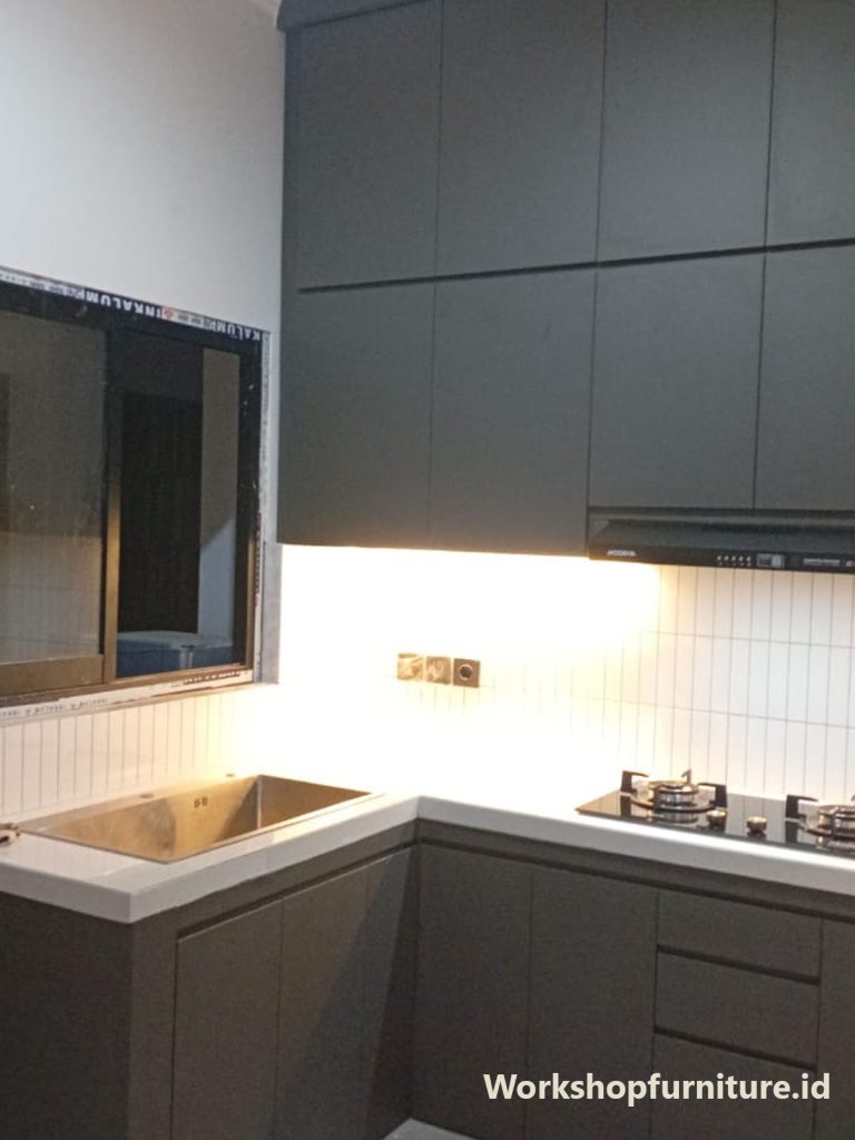 Kitchen Set Terbuka Sentuhan Elegan Abu-Abu Matte